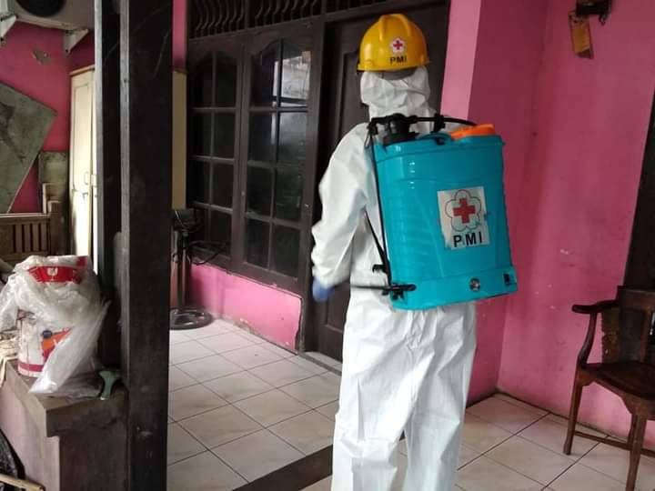 Jangkauan Masif PMI Kota Bekasi Cegah Covid-19, Semprotkan Disinfektan dari Rumah ke Rumah