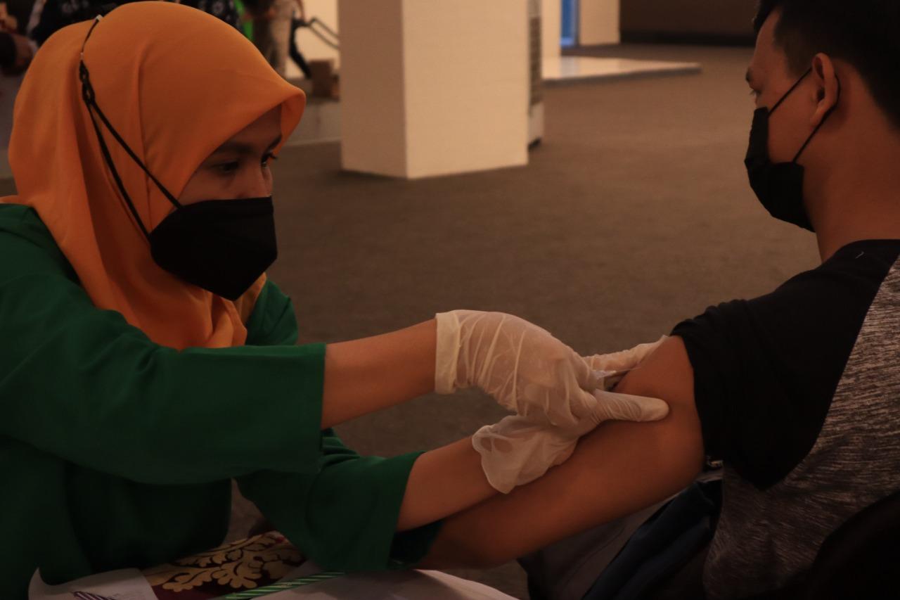 Ratusan Warga Datangi Metropolitan Mall, Bukan Belanja Tapi Ikut Vaksinasi Covid-19 PMI Kota Bekasi