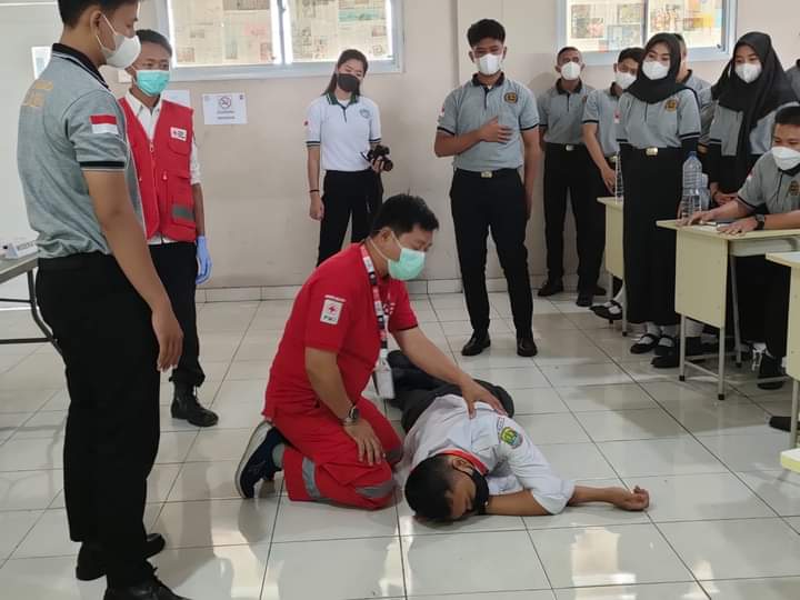 PMI Kota Bekasi Telah Melakukan Kegiatan Sosialiasi Pertolongan Pertama di SMA Global Persada Mandiri.