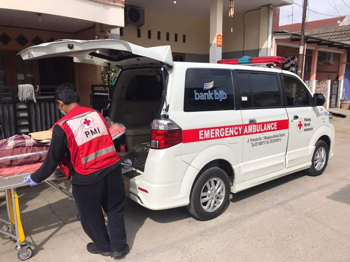 Team PMI Kota Bekasi Melakukan Pelayanan Ambulance Kepada Warga Kota Bekasi Untuk Di Bawa Ke RSUD dr. Chasbullah Abdul Majid