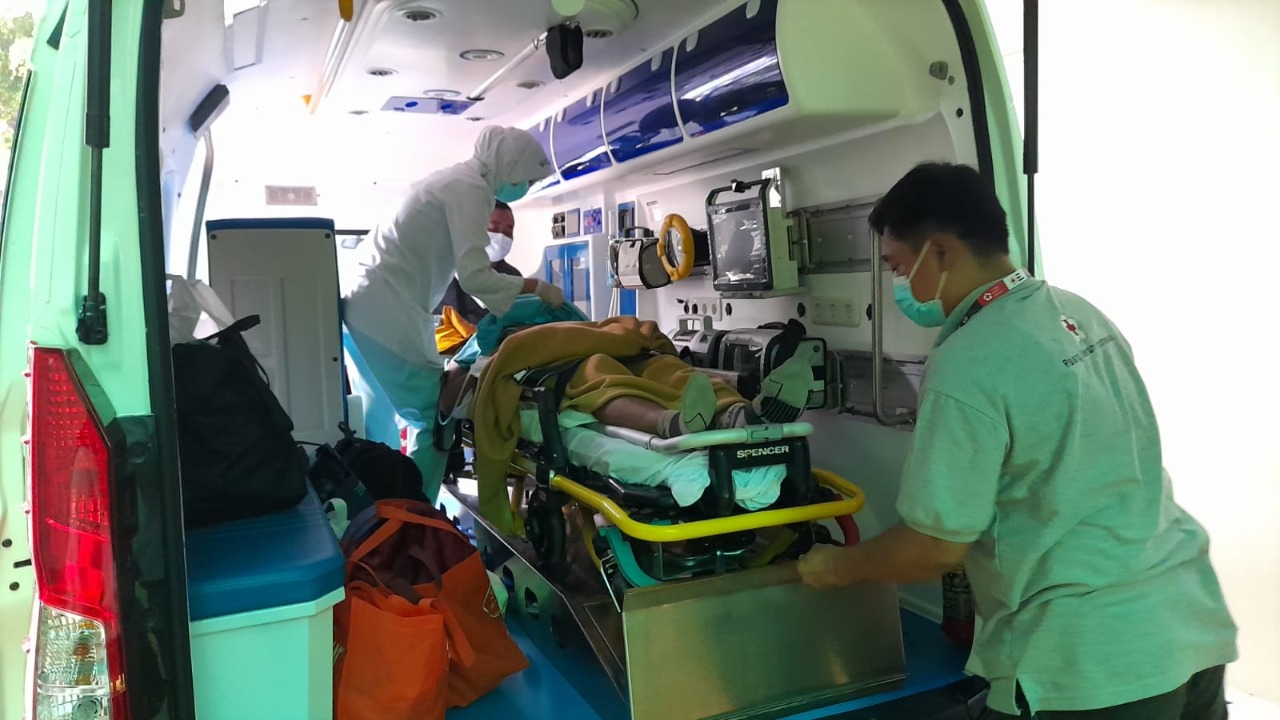 Team PMI Kota Bekasi Melakukan Pelayanan Ambulance Kepada Warga Kota Bekasi Untuk Rujukan Ke Wisma Jaya - Bekasi Timur