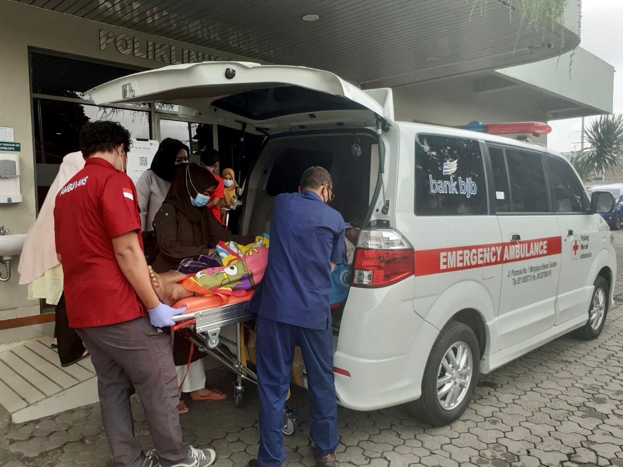 Pelayanan Ambulance PMI Kota Bekasi Merespon Warga Kota Bekasi Untuk Rujukan Ke RS Hermina Bekasi