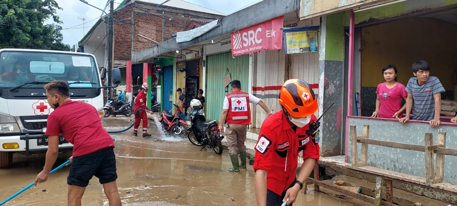 Giat PMI Kota Bekasi Dalam Pelayanan Air Bersih Serta Membersihkan Sarana Umum (Sekolah) Di Pondok Gede Permai