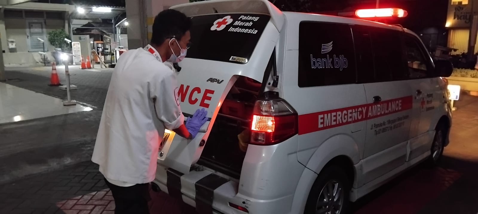 Layanan Ambulans PMI Kota Bekasi Bantu Warga Bintara untuk melakukan Kontrol di Rumah Sakit Hermina Galaxy